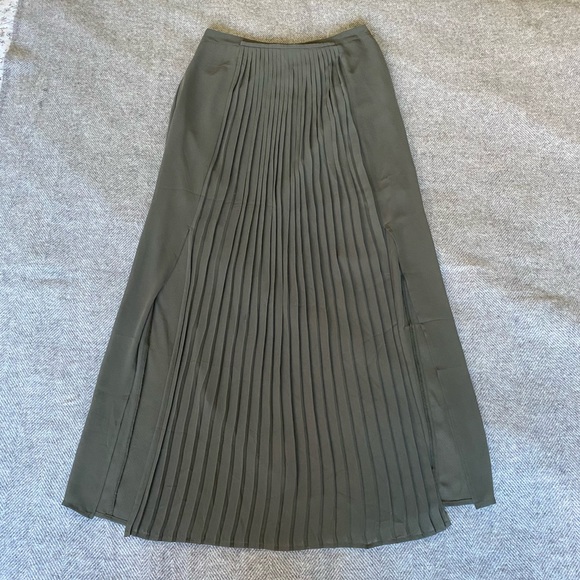 FOREVER 21 Maxi Pleated Slit Skirt (size L) - Picture 2 of 6